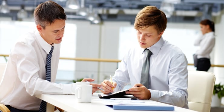 Aplica estas mejores prácticas para elegir un servicio de coaching financiero