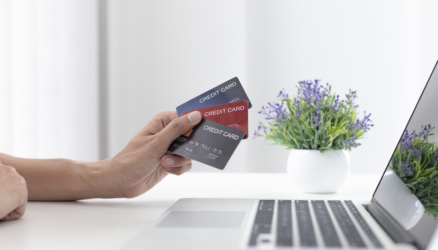 persona sujetando sus tarjetas de credito