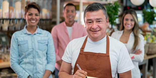 Emprendedor con equipo de trabajo