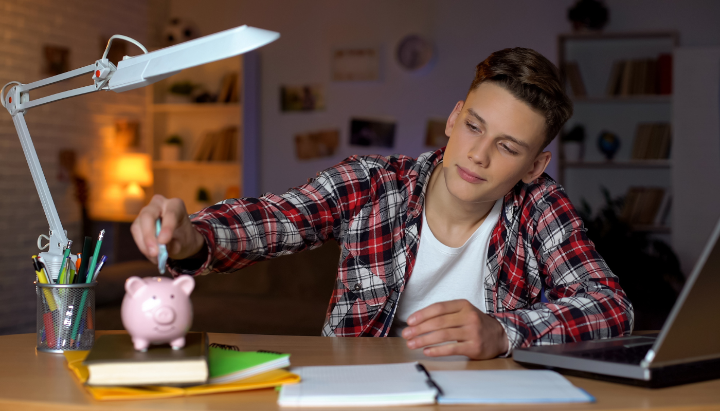 Adolescente ahorrando dinero