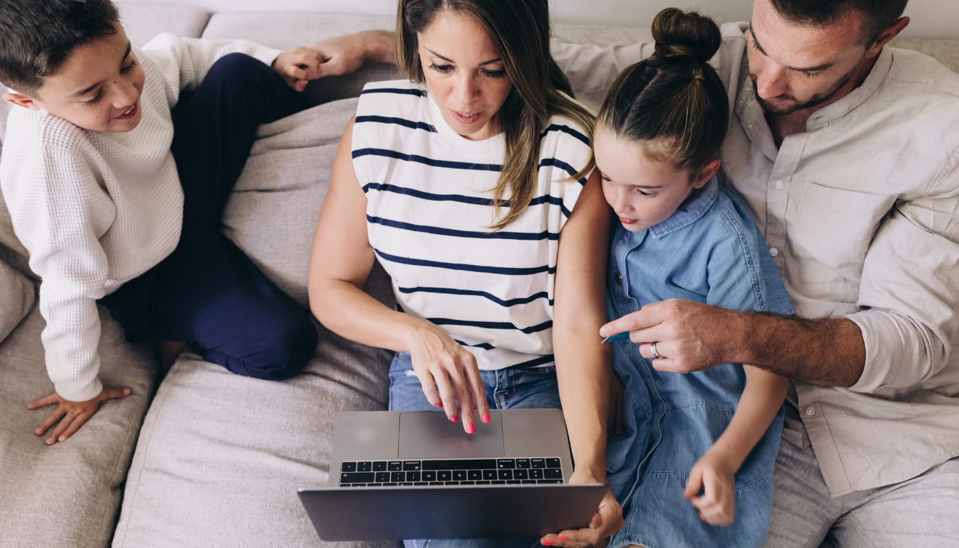 padres enseñando a sus hijos sobre compras en línea