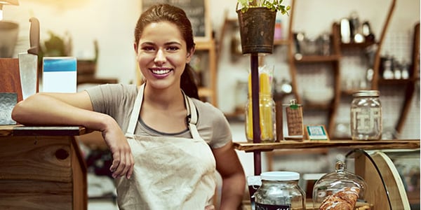Emprendedora en su emporio de dulces
